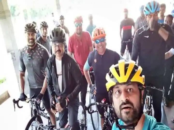 அப்போது சாலையோர டீ கடைகளில் தேநீர் அருந்துவது, மக்களுடன் உரையாடுவது, அவர்களுடன் செல்ஃபி எடுத்துக்கொள்வது என எனர்ஜியோடு வலம் வருவார்