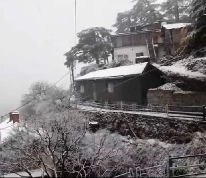 ਰਾਜਧਾਨੀ ਸ਼ਿਮਲਾ ‘ਚ ਸੀਜ਼ਨ ਦੀ ਪਹਿਲੀ ਬਰਫਬਾਰੀ ਸ਼ੁਰੂ ਹੋ ਗਈ ਹੈ। ਸਵੇਰ ਤੋਂ ਬਰਫ਼ਬਾਰੀ ਦਾ ਦੌਰ ਸ਼ੁਰੂ ਹੋ ਗਿਆ ਹੈ। ਲੰਬੇ ਇੰਤਜ਼ਾਰ ਤੋਂ ਬਾਅਦ ਸ਼ਿਮਲਾ ਸ਼ਹਿਰ ‘ਚ ਸੈਲਾਨੀਆਂ ਨੂੰ ਬਰਫ ਦੇਖਣ ਨੂੰ ਮਿਲੀ ਹੈ। ਜਿਸ ਨਾਲ ਸੈਲਾਨੀਆਂ ਦੇ ਚਿਹਰੇ ਖਿੜ ਉੱਠੇ ਹਨ।