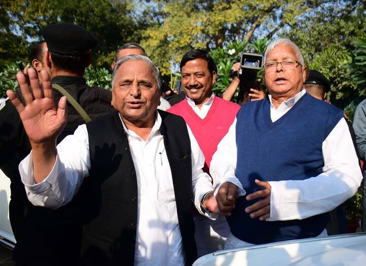 लालू और मुलायम दोनों में कई बातें समान हैं. जैसे लालू और मुलायम दोनों ही राजनीति में आने वाले अपने परिवार के पहले सदस्य थे. इनसे पहले इनके परिवार का कोई भी सदस्य पॉलिटिक्स में नहीं था.