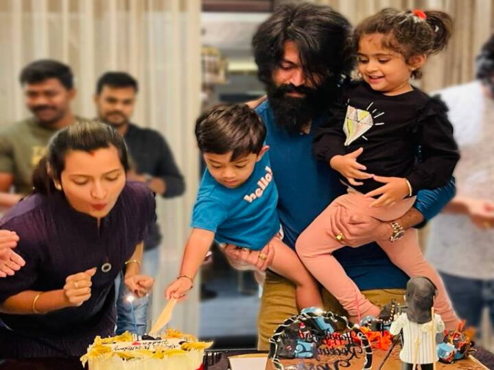 Yash Celebrates birthday with his family Yash Bday Celebration: య‌శ్‌ బర్త్ డే సెలబ్రేషన్స్... వాళ్లిద్దరి కోసమే!