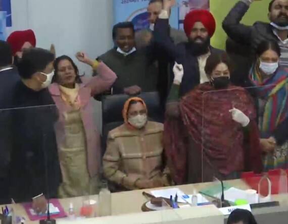 BJP's Sarabjit Kaur elected as the new mayor of Chandigarh Municipal Corporation with 14 votes Chandigarh Mayor Election: 14 वोटों के साथ BJP की सरबजीत कौर बनी चंडीगढ़ की नई मेयर, AAP का जोरदार हंगामा