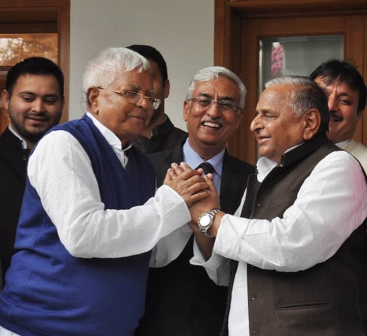 दोनों ही नेता छात्र राजनीति से निकलकर अपने अपने राज्य के मुख्यमंत्री बने. लालू बिहार तो मुलायम यूपी के सीएम रहे हैं.