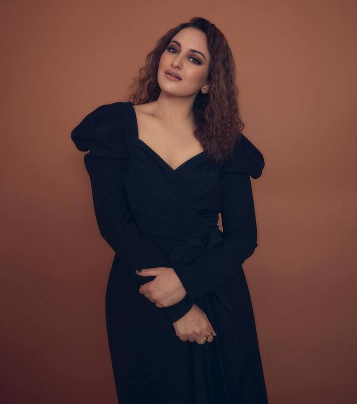 सोनाक्षी सिन्हा (Sonakshi Sinha) अमेजन प्राइम वीडियो की एक वेब सीरीज में पुलिस अधिकारी की भूमिका निभाते हुए नजर आने वाली हैं.