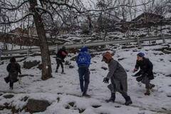 Kashmir snowfall Pictures: பனிப்பொழிவை ரசிக்கும் காஷ்மீர்  மக்கள் - புகைப்படங்கள் இங்கே
