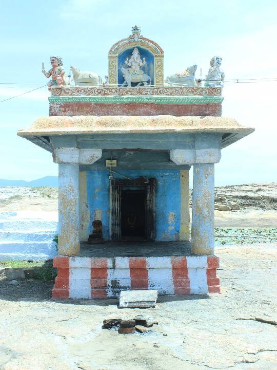 திருச்சுனை கோயிலில் விநாயகர் சிலை, சுனை அருகே உள்ளது.