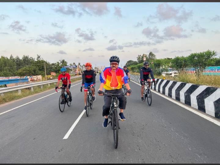 அவர் உடற்பயிற்சி, நடைபயிற்சி செய்வது மட்டுமின்றி காலையில் கிழக்கு கடற்கரை சாலையில் சைக்கிள் பயணம் மேற்கொள்வதும் வழக்கம்.