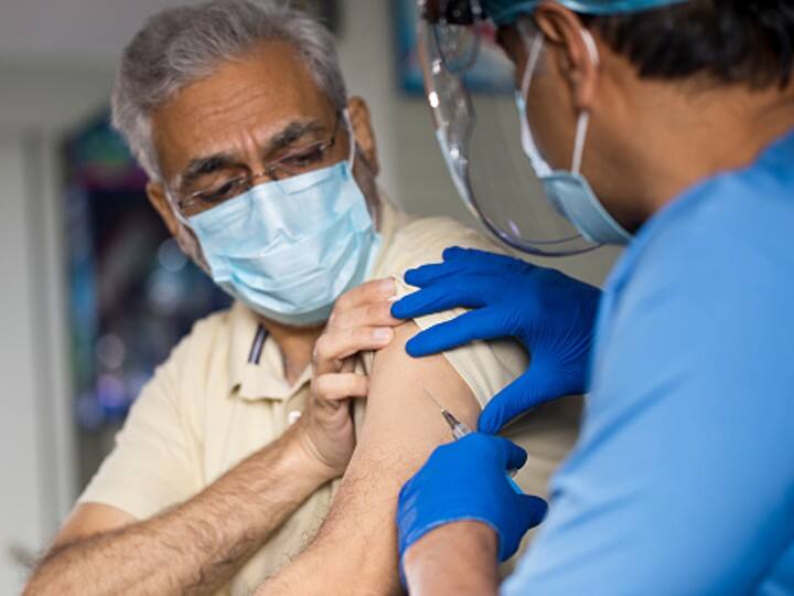 Jabalpur healthcare workers frontline workers persons above 60 years given precaution dose corona vaccine ANN Jabalpur News: 60 साल से ऊपर वालों और फ्रंट लाइन वर्कर को बूस्टर डोज आज से, जान लीजिए क्या है जरूरी