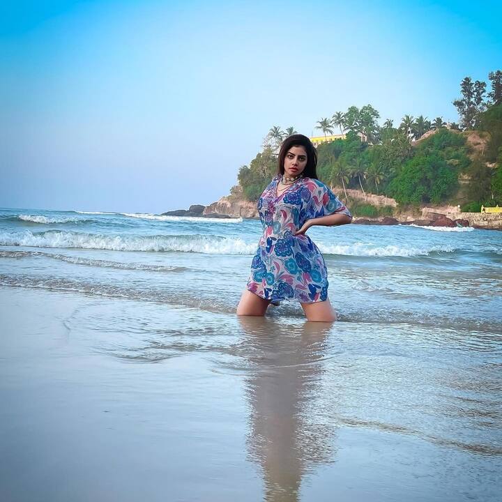 బీచ్లో సుష్మిత (Image courtesy - @anala.susmitha/Instagram)