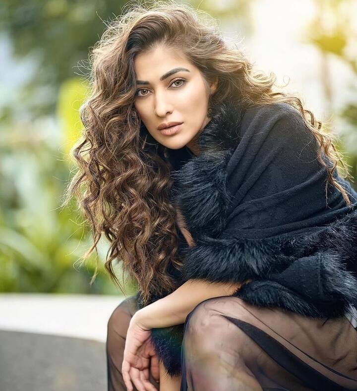 'కాంచనమాల కేబుల్ టీవీ' సినిమాతో టాలీవుడ్‌కు హీరోయిన్ గా పరిచయమైంది రాయ్ లక్ష్మి. (Photo Courtesy: Instagram)