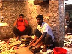 Covid Restriction: বালাই নেই মাস্কের! মানিকতলা থেকে কসবা কোভিডবিধি উড়িয়েই চলছে বিকি-কিনি