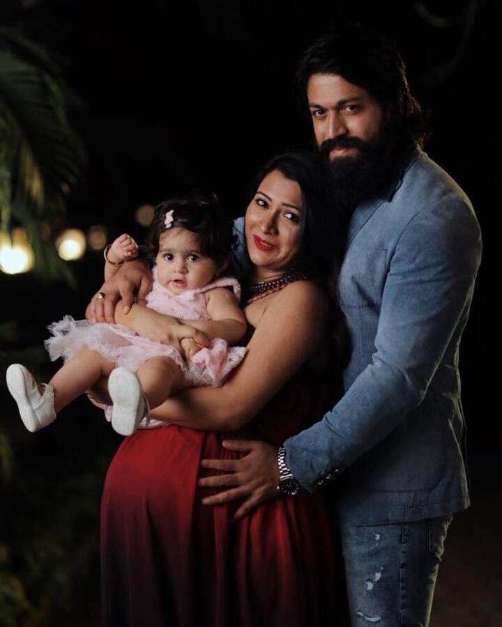 యశ్ ఫ్యామిలీ (image credit : Radhika Pandit/Instagram)
