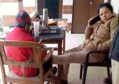 Viral Photo: यूपी के संभल में ड्यूटी के दौरान एक शख्स से पैर दबवा रहीं थी महिला दरोगा, जानिए एसपी ने लिया क्या एक्शन