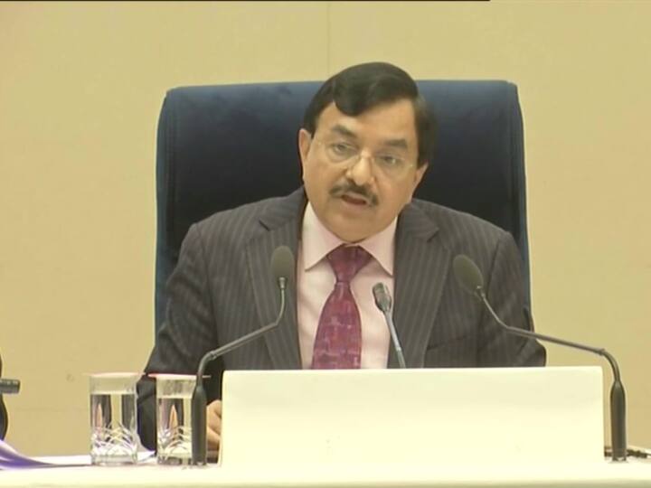 'Yakeen Ho To Koi...': When CEC Sushil Chandra Read Urdu Couplet While Announcing Election 2022 Dates 'Yakeen Ho To Koi...': When CEC Sushil Chandra Read Urdu Couplet While Announcing Election 2022 Dates