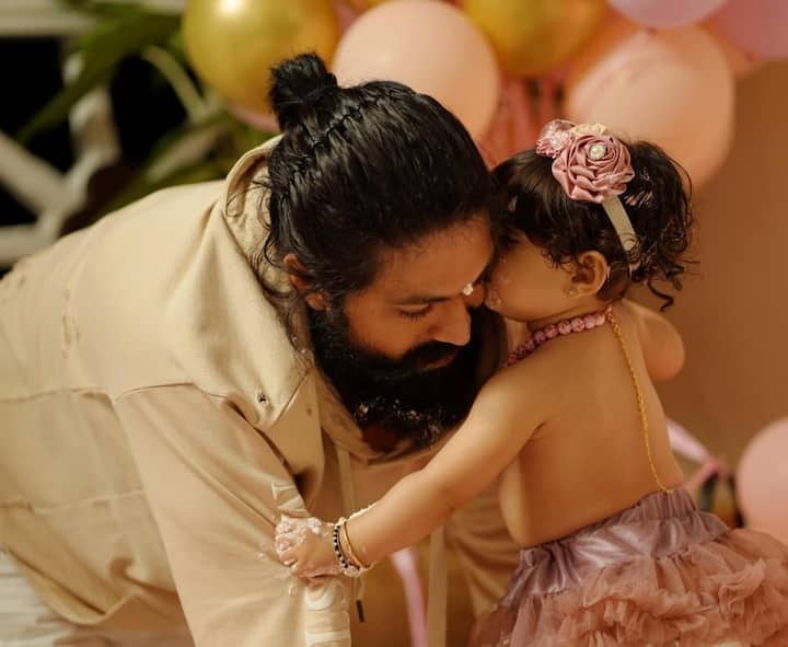 యశ్ ఫ్యామిలీ (image credit : Radhika Pandit/Instagram)