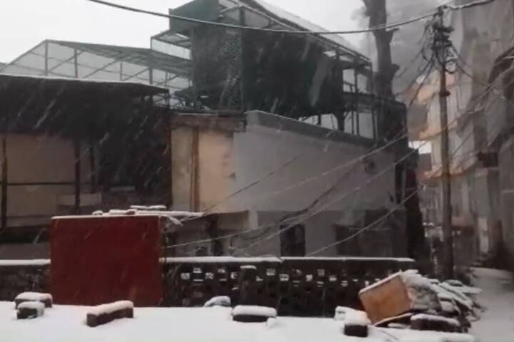 ਬਰਫਬਾਰੀ ਦੀ ਵਜ੍ਹਾ ਨਾਲ ਜਿੱਥੇ ਉਪਰੀ ਸ਼ਿਮਲਾ ਨਾਲ ਸੰਪਰਕ ਟੁੱਟ ਗਿਆ ਹੈ ਦੂਜੇ ਪਾਸੇ ਹਿਮਾਚਲ ‘ਚ 350 ਤੋਂ ਜ਼ਿਆਦਾ ਸੜਕਾਂ ਰੋਕੀਆਂ ਗਈਆਂ ਹਨ। ਜਦਕਿ ਅੱਧਾ ਦਰਜਨ ਐਨਐਚ ਬੰਦ ਹੈ। 440 ਟਰਾਂਸਫਾਰਮਰ ਬੰਦ ਹੋਣ ਕਾਰਨ ਕਈ ਇਲਾਕਿਆਂ ‘ਚ ਬਿਜਲੀ ਬੰਦ ਕਰ ਦਿੱਤੀ ਗਈ ਹੈ।