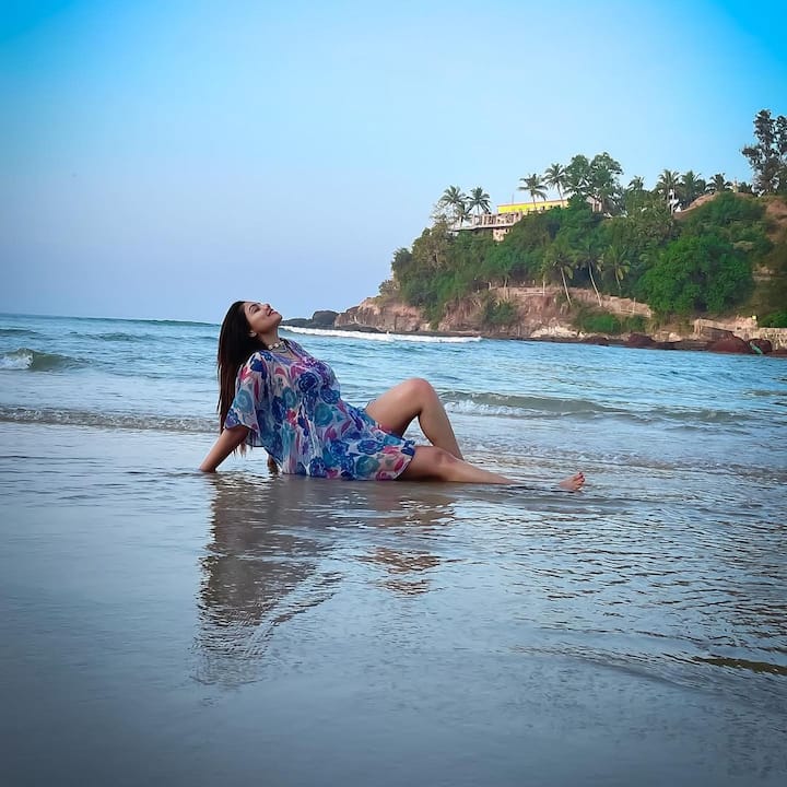 డాన్స్ రియాలిటీ షో 'ఢీ' కొత్త సీజన్... ఢీ 14: ద డాన్సింగ్ ఐకాన్' ప్రారంభమై పట్టుమని పది సీజన్లు కూడా కాలేదు. కానీ, అప్పుడే కొత్త యాంకర్ సుష్మితకు సోషల్ మీడియాలో ఫాలోయింగ్ ప్రారంభం అయ్యింది. ప్రస్తుతం ఆమె గోవాలో ఉంది. అక్కడ బీచ్ ఏరియా, రిసార్ట్స్, ఫోర్ట్స్ దగ్గర షికారు చేస్తున్నారు. (Image courtesy - @anala.susmitha/Instagram)