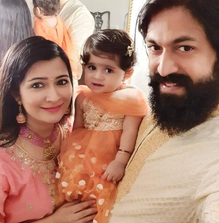 యశ్ ఫ్యామిలీ (image credit : Radhika Pandit/Instagram)