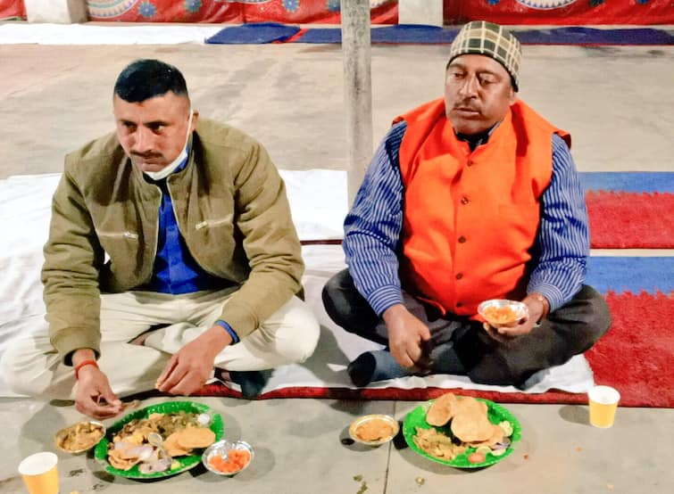 Uttar Pradesh Police jawan created history in puri eating competition  Trending News: उत्तर प्रदेश पुलिस के जवान ने पूड़ी खाने की प्रतियोगिता में रचा इतिहास, तोड़ा अपना ही पुराना रिकॉर्ड