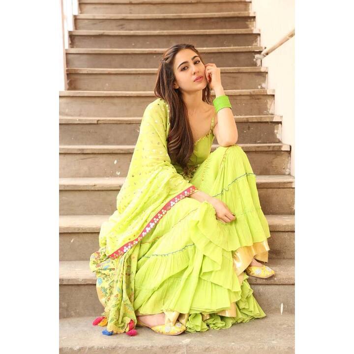 सारा अली खान को जितना वेस्टर्न आउटफिट पहनना पसंद है उतना ही उन्हें सूट पहनना भी पसंद है. इसका अंदाजा उनकी तस्वीरों को देख लगाया जा सकता है.