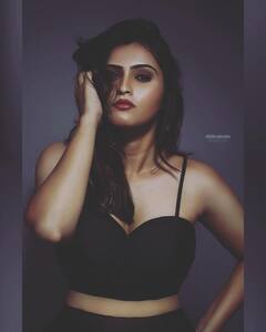 ‘जय मल्हार’ या मालिकेतील म्हाळसादेवीच्या भूमिकेतून घराघरात पोहोचलेली अभिनेत्री सुरभी हांडेचा ग्लॅमरस लूक