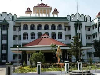 கூலித் தொழிலாளியிடம் ரூ.10 லட்சம் வழிப்பறி செய்த பெண் போலீஸ்  மீதான வழக்கை தள்ளுபடி செய்த நீதிமன்றம்