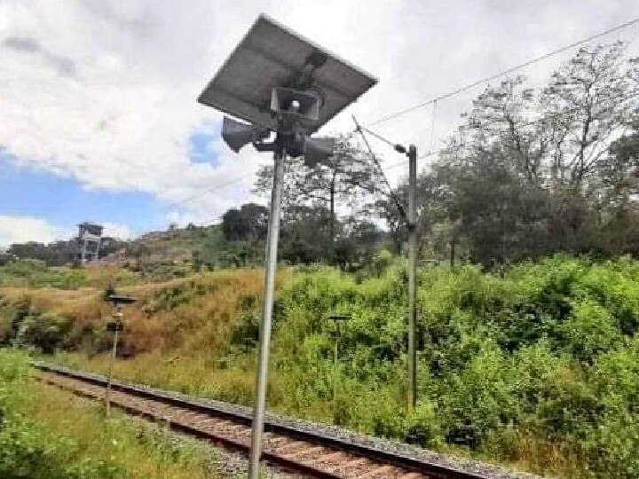 தண்டவாளங்களுக்கு அருகே புலி உறுமும் ஸ்பீக்கர்கள்-ரயில் மோதி யானைகள் உயிரிழப்பதை தடுக்க புதிய முயற்சி