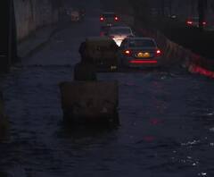 Delhi Rain: देर रात बारिश से पानी पानी हुई दिल्ली, घर से निकलने से पहले तस्वीरों में देखें कैसा है शहर का हाल