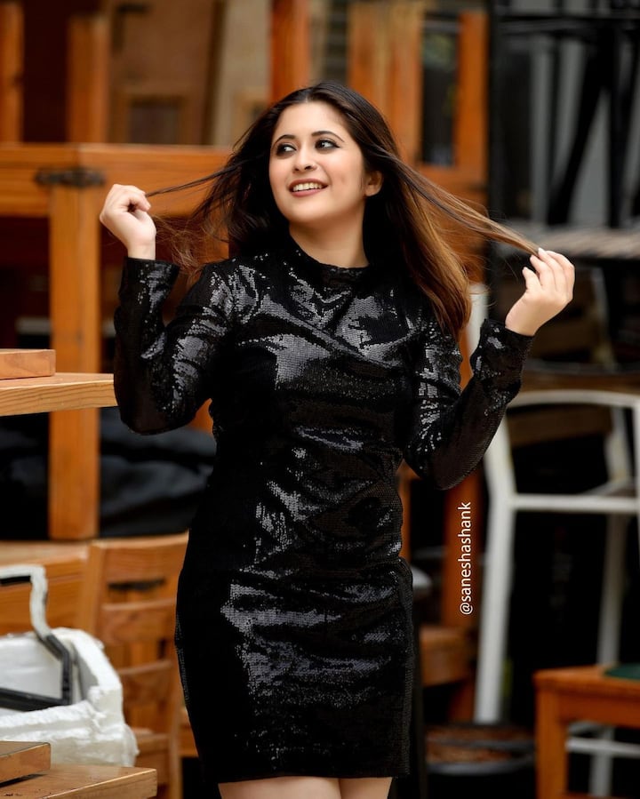 या काळ्या रंगाच्या ड्रेसमध्येही गायत्री फारच सुंदर दिसत आहे. (photo:gayatridatarofficial/ig)