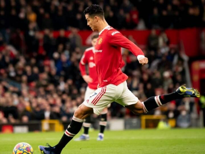 एक ताजा रिपोर्ट की मुताबिक रोनाल्डो साल 2022 में एक इंस्टाग्राम पोस्ट के लिए 5 से 7 करोड़ तक रुपये लेते हैं. रोनाल्डो इस साल इंस्टाग्राम से सबसे ज्यादा पैसा कमाने वाले सेलिब्रिटी हैं. इस लिस्ट में वे टॉप पर हैं.