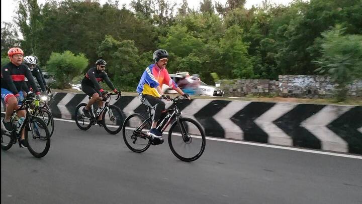 அவர் உடற்பயிற்சி செய்யும் வீடியோ சமூகவலைதளங்களில் வெளியாகி வைரலாவது வழக்கம்