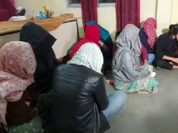जेंडर चेन्ज कराकर लड़के स्पा सेंटर में कर रहे थे जिस्मफरोशी, पुलिस के इस अजीब खुलासे पर हर तरफ फैल गई सनसनी जेंडर चेन्ज कराकर लड़के स्पा सेंटर में कर रहे थे जिस्मफरोशी, पुलिस के इस अजीब खुलासे पर हर तरफ फैल गई सनसनी