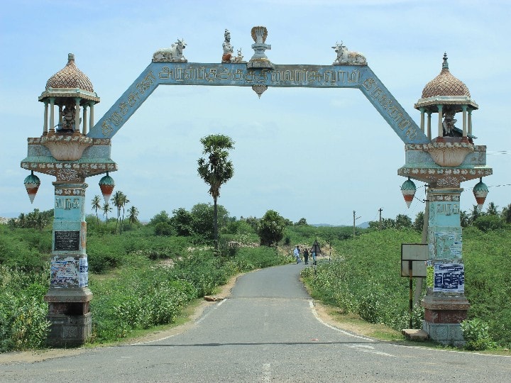மதுரையில் இருந்து திருச்சி செல்லும் வழியில் உள்ள திருச்சுனை கோயில் ஆர்ச்.