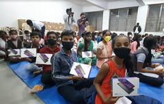 'टॅब हाती आले हो; शिकणं सोपे झाले हो!' सांगलीत अनोखा उपक्रम; अमेझॉन इंडियाचे सहकार्य