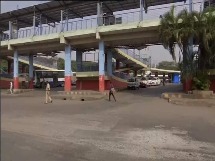 অত্যাবশ্যকীয় পরিষেবা ব্যতীত, অন্য কোনও উদ্দেশ্যে কাউকে বাড়ির বাইরে যেতে দেওয়া হবে না।