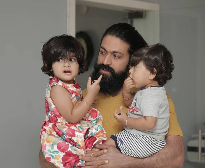 యశ్ ఫ్యామిలీ (image credit : Radhika Pandit/Instagram)