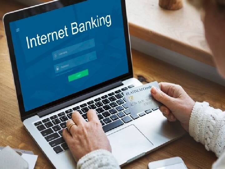 अगर आपका पैसा किसी गलत अकाउंट में चला गया है तो बिना देरी किए इसकी सूचना अपने बैंक को दें. आपको बता दें कि इसके लिए आप अपने बैंक के Customer Care में बात करें. इस मामले में बैंक आपसे ऑफिशियल मेल के द्वारा सारी जानकारी ले सकते हैं. (PC: Freepik)