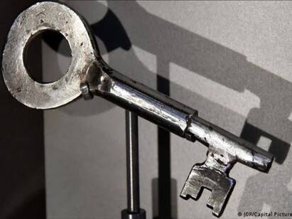 Auction of Nelson Mandelas prison cell key halted வலிமிகுந்த வரலாற்றை குறிக்கும் மண்டேலாவின் சிறைச்சாவி ஏலம் தெ. ஆப்ரிக்கா வலியுறுத்தியதால் நிறுத்திவைப்பு!