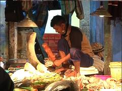 Covid Restriction: বালাই নেই মাস্কের! মানিকতলা থেকে কসবা কোভিডবিধি উড়িয়েই চলছে বিকি-কিনি