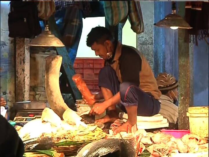 বাঘাযতীন বাজারে অসচেতনতার ছবি। কেউ বলছেন দোকানে ধূপ জ্বালাচ্ছিলাম। আবার কেউ বলছেন, পুজো করছিলাম। বাঘাযতীন বাজারে মাস্ক পরা নিয়ে নানা অজুহাত ব্যবসায়ীদের।