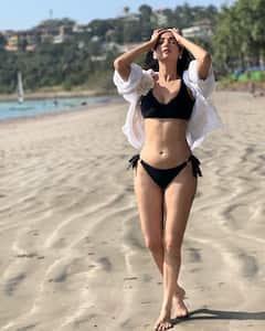 Sonal Chauhan Photos: బికినీలో బాలయ్య హీరోయిన్.. మరీ ఇంత పొదుపా?!