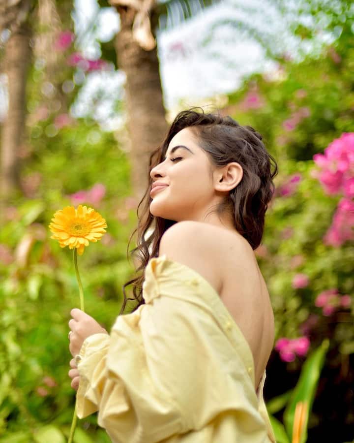 दरअसल, उर्फी ने शर्ट को उल्टा पहना है. शर्ट का कॉलर सामने और बटन पीछे हैं. उन्होंने शर्ट का सिर्फ एक ही बटन लगाया है. हालांकि लोगो को उर्फी का ये स्टाइल बिल्कुल भी पसंद नहीं आया है और इसी वजह से लोग सोशल मीडिया पर उन्हें ट्रोल कर रहे हैं. कुछ लोग उन्हें कमेंट में बेशर्म बता रहे हैं.