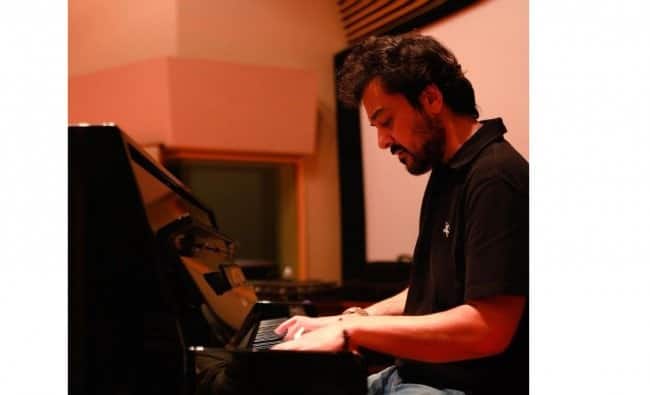 पाकिस्तान की नागरिकता छोड़ इंडियन सिटीजन बनने वाले अदनान सामी बॉलीवुड के चर्चित म्यूजिक कंपोजर और सिंगर हैं. अदनान सामी ने अपनी अंगुलियों का इंश्योरेंस करवा रखा है.