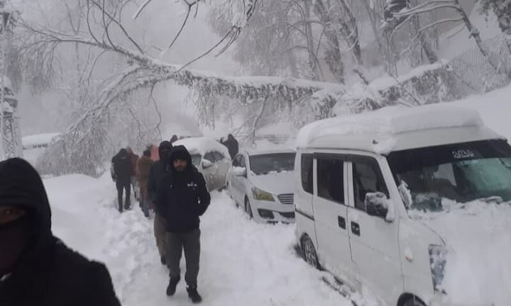 At least 16 stranded snow-tourists die at Pakistan hill station பனியில் சிக்கி பாகிஸ்தானில் 16 பேர் பலி! - பிரதமர் இம்ரான் கான் இரங்கல்
