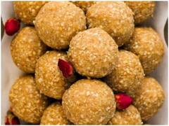 Kitchen Hacks: ठंड से बचना है और कुछ मजेदार खाना है तो घर पर बनाएं तिल के लड्डू, जानिए रेसिपी