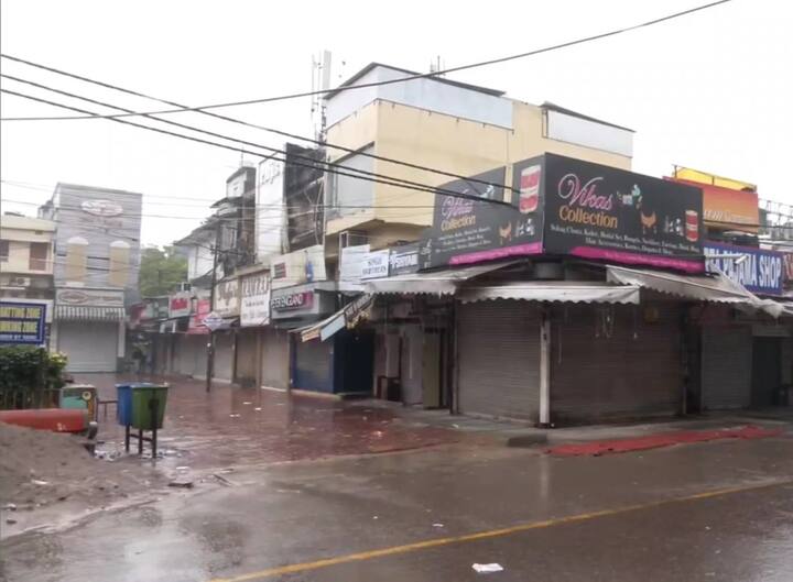 દેશની રાજધાની દિલ્હીમાં સતત વધી રહેલા કોરોના સંક્રમણને ધ્યાનમાં રાખીને વીક-એન્ડ કરફ્યુ લાગુ કરી દેવામાં આવ્યો છે. શુક્રવારે રાતથી લાગુ કરાયેલો આ કરફ્યુ સોમવારે સવાર સુધી અમલી રહેશે. આ સમય દરમિયાન લગાવાયેલાં કડક નિયંત્રણોના કારણે લોકો તેને 55 કલાકનું લોકડાઉન જ ગણાવી રહ્યા છે.