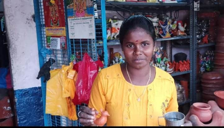 Ramya is a woman who is struggling in the pottery business in Trichy district மண்பாண்டங்களை மீண்டும் மக்கள் மத்தியில் கொண்டு செல்வேன் - அசத்தி வரும் திருச்சி ரம்யா...!