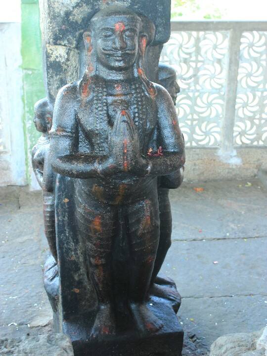 அகஸ்திய முனிவர் திருச்சுனைக்கு வந்த போது உதவிய நபர்களுக்கும் சிலை வைக்கப்பட்டுள்ளது.