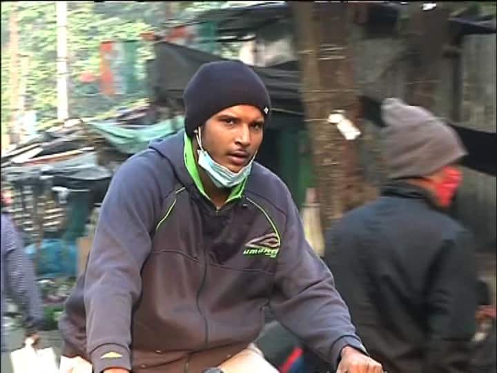 তালিকায় রয়েছে কসবা বাজার। ভোর থেকে কসবা বাজারে ভিড়। অনেকেরই মুখে মাস্ক নেই।