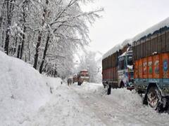 Kashmir snowfall Pictures: பனிப்பொழிவை ரசிக்கும் காஷ்மீர்  மக்கள் - புகைப்படங்கள் இங்கே