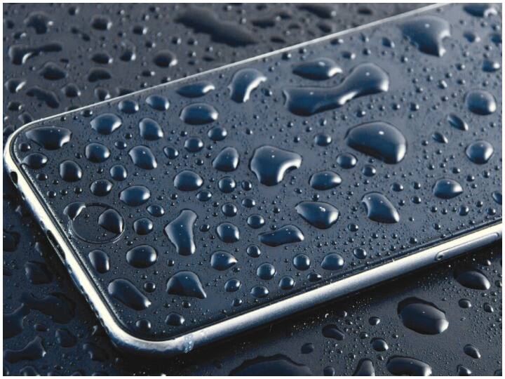 Smartphone Tips: What to do if the phone falls in water or gets wet in the rain Smartphone Tips: फोन पानी में गिर जाए या बारिश में भीग जाए या तो क्या करें, पर इन बातों का भी रखें ख्याल